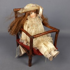 Poupée Porcelaine Assise Sur Chaise Bois Heritage Mint Collection Vintage