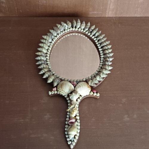 Magnifique miroir main en - main,