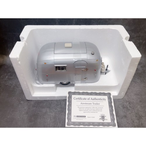Airstream trailer camper - 1/18,