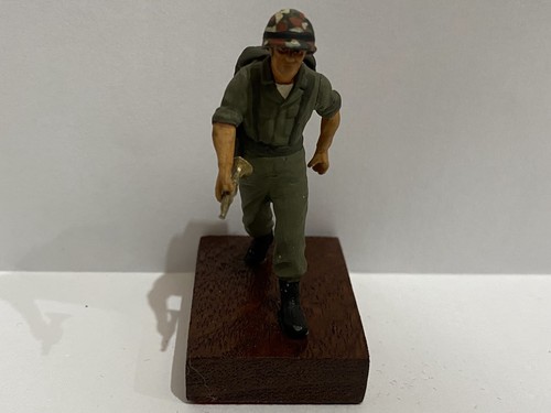 Figurine de soldat - **72,