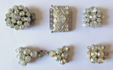 5 FERMOIRS VINTAGES  EN METAL ET CRISTAL - 4 en métal argenté et 1 en métal doré