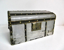 JOLIE PETITE MALLE BOMBÉE DE POUPÉE ANCIENNE EN BOIS XIXè - 25 x 18 cm