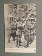 CPA, GUERRE, Victoire à Paris, Juillet 1919, Maréchal Foch décore un Poilu