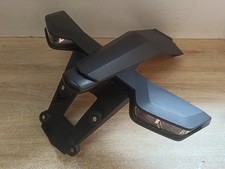 UNE BAVETTE SUPPORT DE PLAQUE