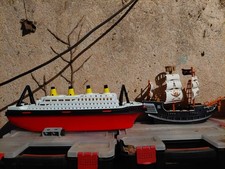 BATEAU PAQUEBOT EN PLASTIQUE TITANIC et Bateau pirate 