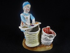 FIGURINE PYROGÈNE / PORTE