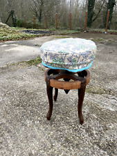 Adjustable piano stool a little old and very solid.