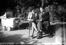 Jeune couple assis parc livre à la main landau - Ancien négatif photo an. 1940