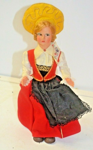 Ancienne poupee souvenir - ancienne,