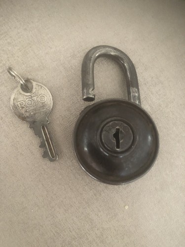 Ancien cadenas rond - roto, en