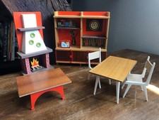 Lot mobilier maison de poupées - cheminée, étagère, tables et chaises 1970's