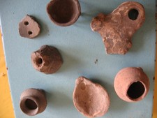 LOT DE VASES ANCIENS DEBRIS DE LAMPES A HUILE ET BRONZES CHARS ROMAINS