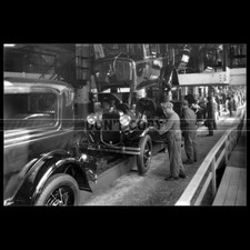 Photo A.030773 FORD MODEL A TUDOR ASSEMBLY LINE 1930