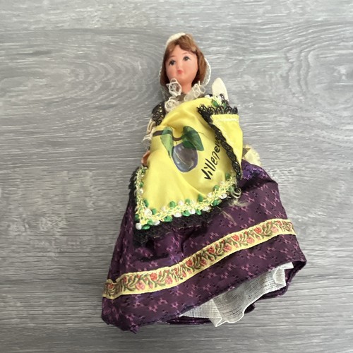Poupée miniature vêtue