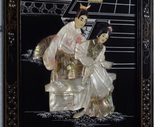 Japon - Panneau bois laqué, incrustation nacre, os. Couple japonais en kimono.