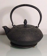 THÉIÈRE EN FONTE MOTIF ARARE