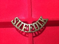 CAP BADGE / TITLE ANGLAIS. BRITISH ARMY.   SUFFOLK