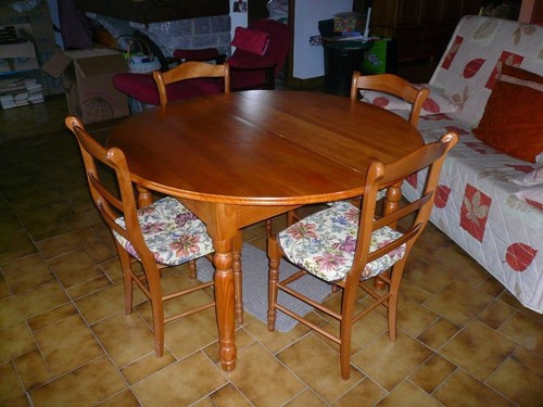 Une table chaises en - en, pin