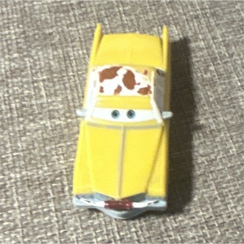 Voiture miniature jaune avec
