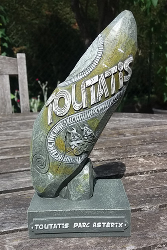 Menhir toutatis parc asterix - menhir,