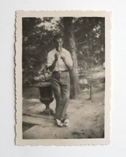 Homme jambes croisées fume