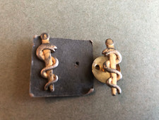 2 petits Insignes (3 cm) caducée Poznan Elektro Coussinet col Pologne pharmacien