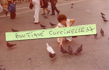 PHoto d'une femme nourrissant