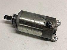 UN DEMARREUR ELECTRIQUE MOTO