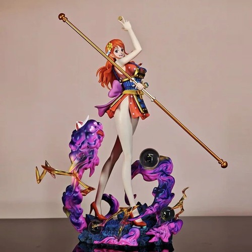 Figurine nami socle zeus - figurine, tenue
