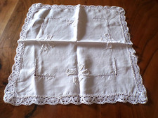 Napperon ancien en lin blanc avec broderies de fleurs et dentelle
