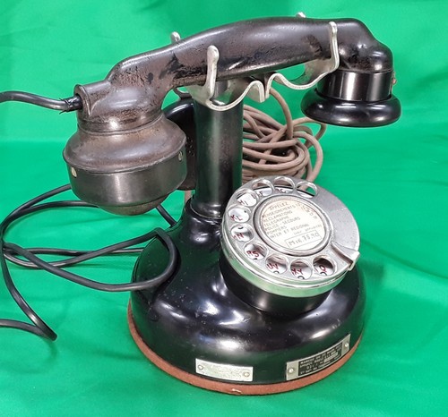 Ancien téléphone colonne - a,