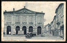 Old postcard Nontron / Dordogne, Rue de Verdun with old car in front of building h 