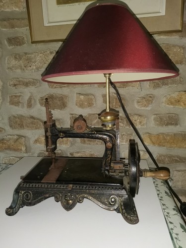 Petite machine coudre en - à,