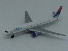 PETIT AVION EN METAL ET PLASTIQUE DELTA