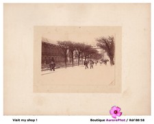 PARIS, ALLÉE DE LA CAPITALE