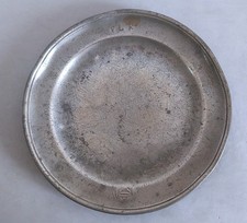 Assiette en étain armoirie