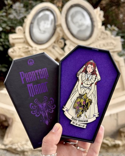 Pin phantom manor mélanie - pin’s,