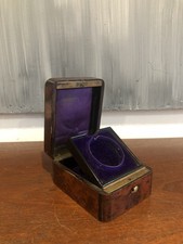 JOLI PORTE-MONTRE A GOUSSET EN MARQUÈTERIE ET FILETS DE LAITON, ÉCUSSON, XIX ème