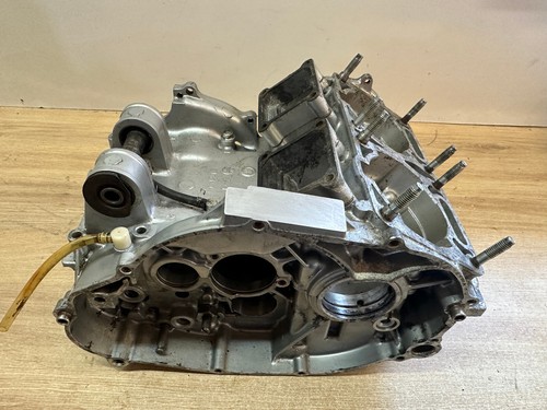 Une paire carter moteur - une,