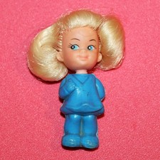 Mini poupée en plastique