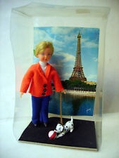 POUPEE REGIONALE - PARIS -