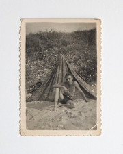 Jeune homme torse nu pose