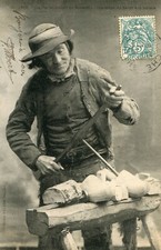 Finistère Chez les Sabotiers en Bretagne Creusage du Sabot à la augière