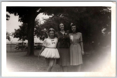 Vtg snapshot young girl - b&w,