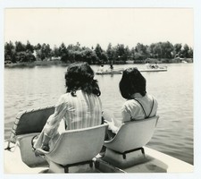 PHOTO, deux personnes de dos à bord d'un pédalo sur une étendue d'eau