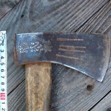 Ancien outil de travail du bois hache d'extérieur de camp fabriqué par le for...