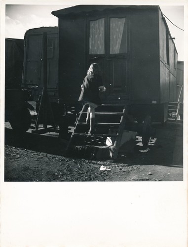 Fillette la roulotte - à,