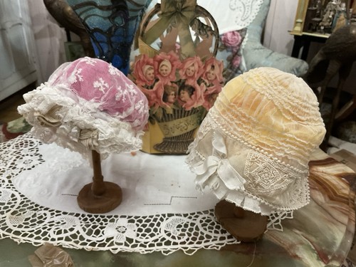 Petits bonnets anciens - bonnets,