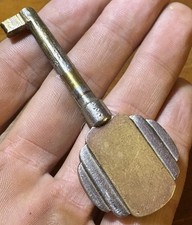 Clé De Buffet Art Deco 