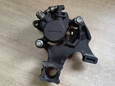 UN ETRIER DE FREIN ARRIERE